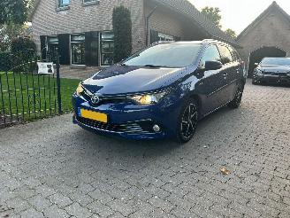 Vaurioauto  passenger cars Toyota Auris Touring Sports 1.8 Hybrid Dynamic Ultimate 2019/2