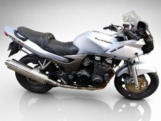 krockskadad bil motor Kawasaki ZR - 7  2003/9