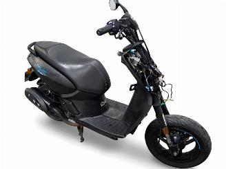 Vaurioauto  scooters Peugeot  STREET ZONE 2016/12