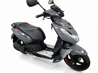 skadebil bromfiets Peugeot  KISBEE 2023/9