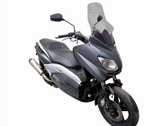 krockskadad bil bromfiets Yamaha  XMAX 2013/3