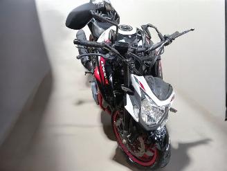 Suzuki GSX 750  picture 2