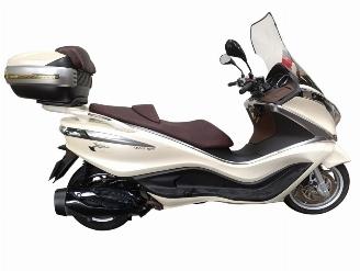 krockskadad bil bromfiets Piaggio X10  2015/9