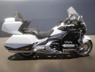 krockskadad bil motor Honda GoldWing DCT 2022/4