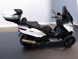 krockskadad bil bromfiets Piaggio  MP3 2021/5