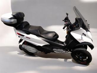 krockskadad bil bromfiets Piaggio  MP3 2022/9
