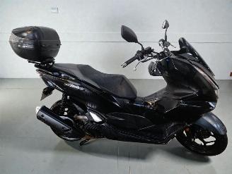 krockskadad bil bromfiets Honda  PCX 2022/3