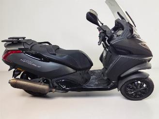 krockskadad bil motor Peugeot Street Triple METROPOLIS 2018/11