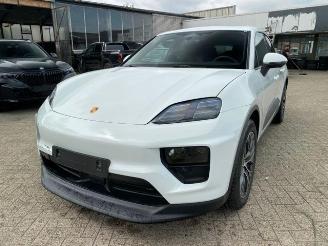 krockskadad bil auto Porsche Macan 4 *PANO - BOSE - NAVI - KAM* 2025/6