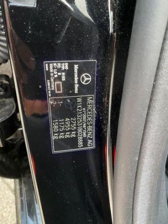 Mercedes E-klasse 300 T AMG Lin *PANO - NAVI - KAM* picture 29