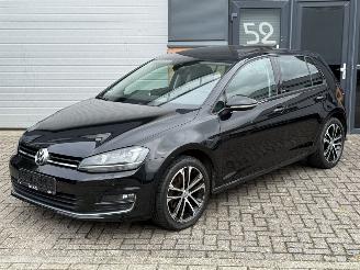 Vaurioauto  passenger cars Volkswagen Golf 1.2 TSI Allstar Pano Navi Led Xenon Stoelverw 2017/9