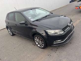 Vaurioauto  passenger cars Volkswagen Polo  2015/2