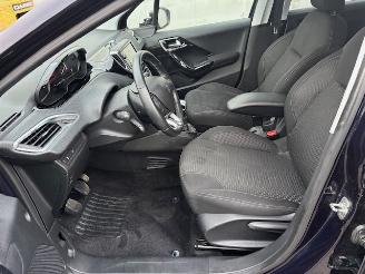 Peugeot 208  picture 8