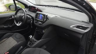Peugeot 208 1.2 vti allure luxe auto gebruikers schade picture 17