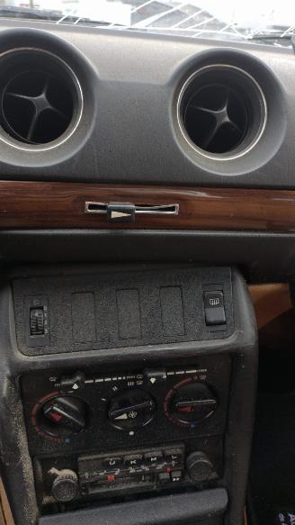 Mercedes 200-280 diesel 200 d loopt super!! picture 15