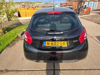 Peugeot 208  picture 4