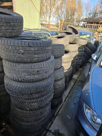 Vaurioauto  passenger cars Abarth  partij goeie banden voor export alle maten door elkaar 2024/1