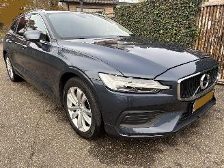 Unfallwagen Volvo V-60 2.0 B4 Momentum Business AUTOMAAT MET ELEKTRICITEIT-MOTOR 2022/3