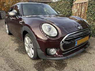 Vaurioauto  passenger cars Mini Clubman 1.5 COOPER NAVI PANO AUTOMAAT 136PK ! BOM VOL 2016/6