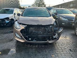 Auto incidentate Hyundai I-30 1.6 GDI Blue 16V Hatchback  Benzine 1.591cc 99kW (135pk) FWD 2011-12/2016-12 (GDHB5P5; GDHB5P6; GDHB5PD; GDHB5PE) G4FD; EURO4 2012/3