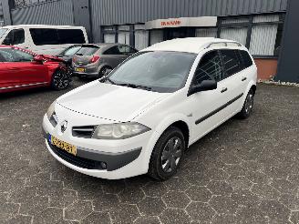 krockskadad bil auto Renault Mégane Grandtour 1.5 dCi 78kW van 2009/6