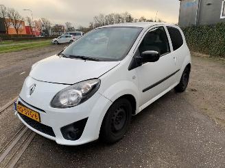 Vaurioauto  passenger cars Renault Twingo 1.2 16V Hatchback 2Dr Benzine 1.149cc 55kW (75pk) FWD 2011-10/2014-09 (CN01; CND1; CNF1; CNJ1; CNJ6; CNL1; CNL6) D4F764; D4FE7 2011/12