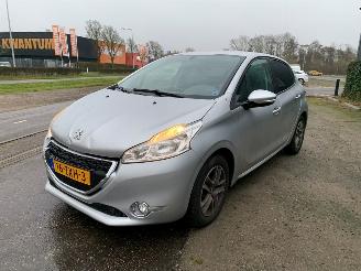 Schadeauto Peugeot 208 1.2 Vti 12V PureTech 82 Hatchback  Benzine 1.199cc 60kW (82pk) FWD 2012-03/2019-12 (CAHMZ; CCHMZ) EB2F; HMZ 2013/3