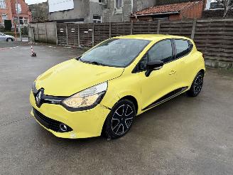 Vaurioauto  passenger cars Renault Clio 4 2013/9