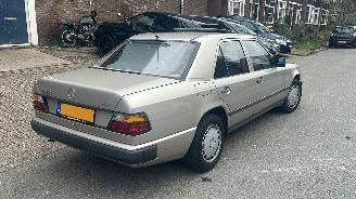skadebil auto Mercedes 200-280 230E Automaat 1986/1