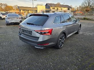 Voiture accidenté Skoda Superb Hybride 160 kW L&K 2023/11