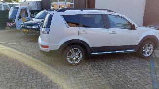 krockskadad bil auto Mitsubishi Outlander 2.0 i 147pk automaat 2010/10