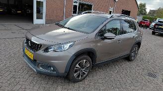 Damaged car Peugeot 2008 1.2i  81kw automaat  allure  navi 2017/1