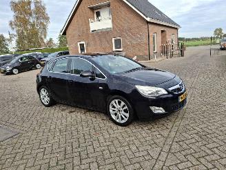 Unfallwagen Opel Astra 1.4i  140pk cosmo  leer   navi 2010/6