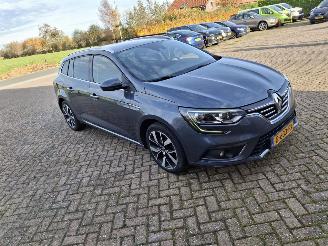 Vaurioauto  passenger cars Renault Mégane 1.3 tce bose  103kw automaat navi leer 2019/10