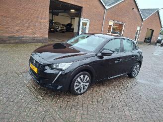 krockskadad bil auto Peugeot e-208 ev  136pk      50kwh accu   navi 2023/4