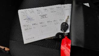 krockskadad bil auto Nissan Micra 1.2i  72kw    airco 5drs 2012/3