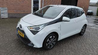 damaged passenger cars Toyota Aygo 1.0 vtti  x play automaat 2021/5