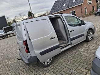 krockskadad bil bedrijf Peugeot Partner 1.6 hdi   90pk   airco 2015/9