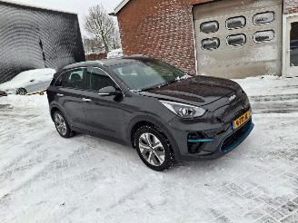 krockskadad bil auto Kia Niro dynamic line  64kwh         204pk   navi 2021/11