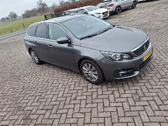 damaged passenger cars Peugeot 308 1.6 hdi automaat pano    navi   120pk 2018/9