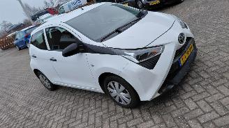 krockskadad bil auto Toyota Aygo 1.0i vtti x fun airco 2021/8