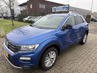 Unfallwagen Volkswagen T-Roc 1.0 TSI 116 PK PORTIEREN SCHADE BOUWJAAR 2018 RIJDBAAR! 9500 EUR 2018/2