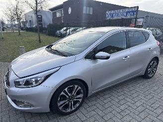 Schadeauto Kia Cee d 1.6 GDI AUTOMAAT SUPER PACK LICHTE SCHADE! BOUWJAAR 2014  6950 2014/7