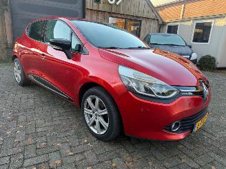 damaged passenger cars Renault Clio 0.9 TCE AIRCO NAVI NL AUTO 2014/1