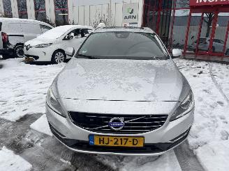 Coche accidentado Volvo V-60 2.4 D6 AWD R-DESIGN PLUG IN HYBRIDE 2014/10