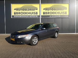 krockskadad bil auto Volvo V-70 2.4D Momentum 2008/9