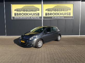 damaged passenger cars Peugeot 208 1.2 PureTech Blue Lion 2017/6