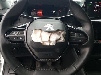 Peugeot 2008 1.2 PureTech Allure Pack picture 17