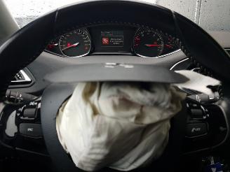 Peugeot 308 SW 1.2 PureTech Blue Lease Executive picture 20