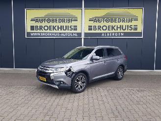 damaged passenger cars Mitsubishi Outlander 2.2 DI-D Instyle 4WD 7-persoons 2015/9